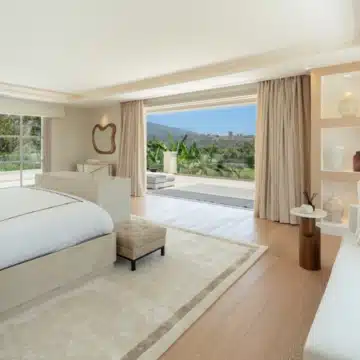 Magnificent frontline golf mansion nestled in Aloha, Nueva Andalucia Picture 24