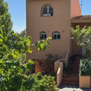 Charming 2-bedroom apartment with lovely views in Seghers, Estepona Picture 12
