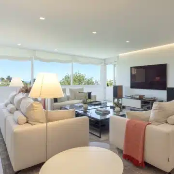 Bright two-bedroom apartment with golf and sea views in Guadalmina Alta, San Pedro de Alcantara Picture 5