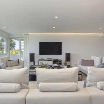 Bright two-bedroom apartment with golf and sea views in Guadalmina Alta, San Pedro de Alcantara Picture 12