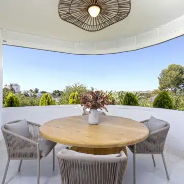 Bright two-bedroom apartment with golf and sea views in Guadalmina Alta, San Pedro de Alcantara Picture 2