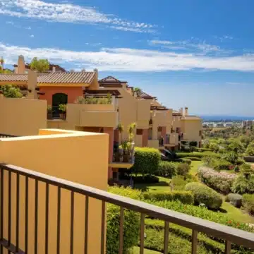 Charming 2-bedroom apartment in a well-maintained and secure residential complex of Los Arqueros, Benahavis Picture 11