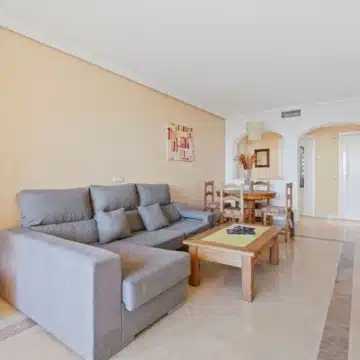 Charming 2-bedroom apartment in a well-maintained and secure residential complex of Los Arqueros, Benahavis Picture 4