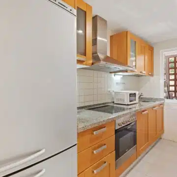 Charming 2-bedroom apartment in a well-maintained and secure residential complex of Los Arqueros, Benahavis Picture 5