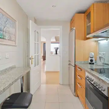 Charming 2-bedroom apartment in a well-maintained and secure residential complex of Los Arqueros, Benahavis Picture 7