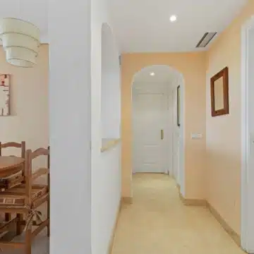 Charming 2-bedroom apartment in a well-maintained and secure residential complex of Los Arqueros, Benahavis Picture 8