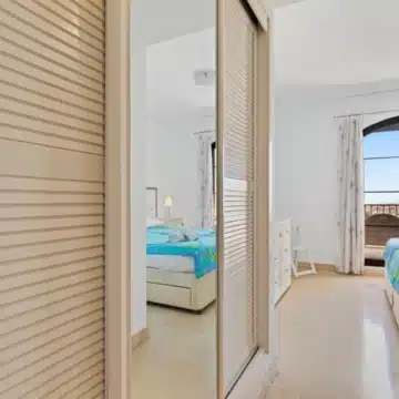 Charming 2-bedroom apartment in a well-maintained and secure residential complex of Los Arqueros, Benahavis Picture 9