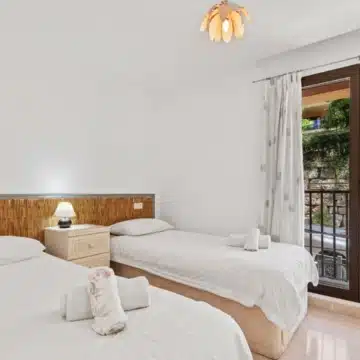 Charming 2-bedroom apartment in a well-maintained and secure residential complex of Los Arqueros, Benahavis Picture 1