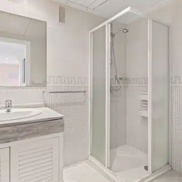 Charming 2-bedroom apartment in a well-maintained and secure residential complex of Los Arqueros, Benahavis Picture 12