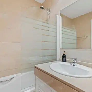 Charming 2-bedroom apartment in a well-maintained and secure residential complex of Los Arqueros, Benahavis Picture 13