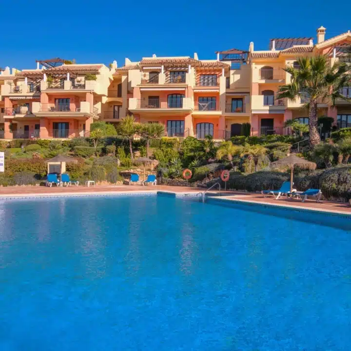Charming 2-bedroom apartment in a well-maintained and secure residential complex of Los Arqueros, Benahavis Picture
