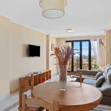 Charming 2-bedroom apartment in a well-maintained and secure residential complex of Los Arqueros, Benahavis Picture 0