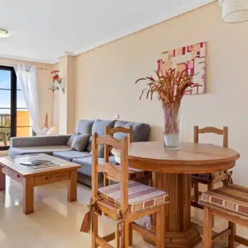 Charming 2-bedroom apartment in a well-maintained and secure residential complex of Los Arqueros, Benahavis Picture 10