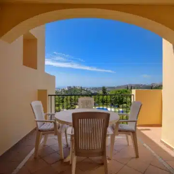 Charming 2-bedroom apartment in a well-maintained and secure residential complex of Los Arqueros, Benahavis Picture 18