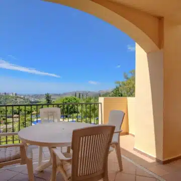 Charming 2-bedroom apartment in a well-maintained and secure residential complex of Los Arqueros, Benahavis Picture 3