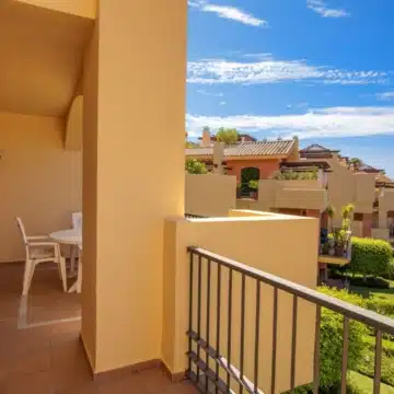 Charming 2-bedroom apartment in a well-maintained and secure residential complex of Los Arqueros, Benahavis Picture 2