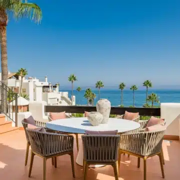 Exquisite beachfront penthouse with breathtaking views in Bahía del Velerín, Estepona Picture 7