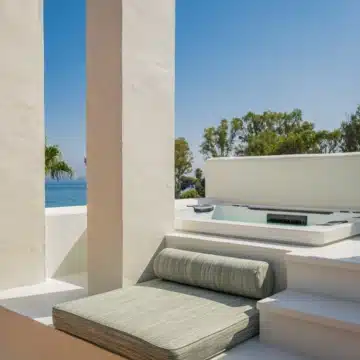 Exquisite beachfront penthouse with breathtaking views in Bahía del Velerín, Estepona Picture 21