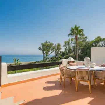 Exquisite beachfront penthouse with breathtaking views in Bahía del Velerín, Estepona Picture 12