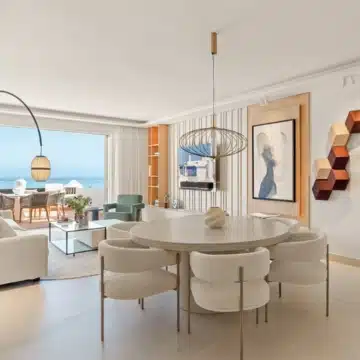 Exquisite beachfront penthouse with breathtaking views in Bahía del Velerín, Estepona Picture 2