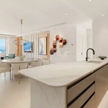 Exquisite beachfront penthouse with breathtaking views in Bahía del Velerín, Estepona Picture 3