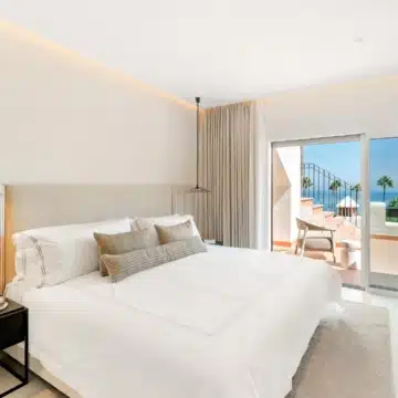 Exquisite beachfront penthouse with breathtaking views in Bahía del Velerín, Estepona Picture 8