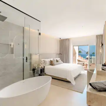 Exquisite beachfront penthouse with breathtaking views in Bahía del Velerín, Estepona Picture 30