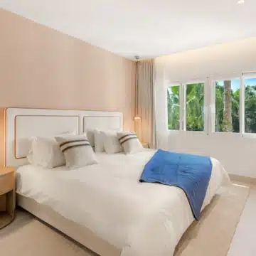 Exquisite beachfront penthouse with breathtaking views in Bahía del Velerín, Estepona Picture 32