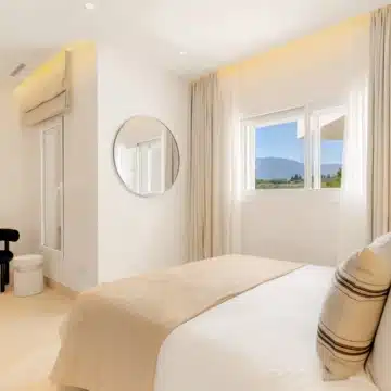 Exquisite beachfront penthouse with breathtaking views in Bahía del Velerín, Estepona Picture 36