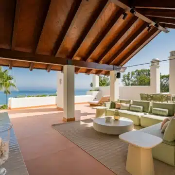 Exquisite beachfront penthouse with breathtaking views in Bahía del Velerín, Estepona Picture 0