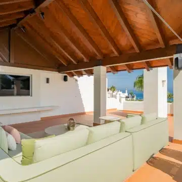 Exquisite beachfront penthouse with breathtaking views in Bahía del Velerín, Estepona Picture 14