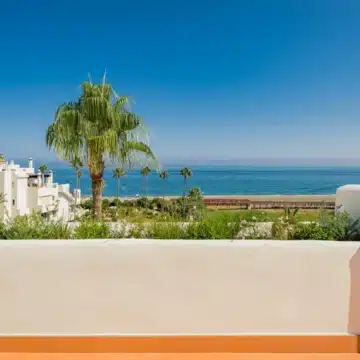 Exquisite beachfront penthouse with breathtaking views in Bahía del Velerín, Estepona Picture 16
