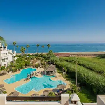Exquisite beachfront penthouse with breathtaking views in Bahía del Velerín, Estepona Picture 17