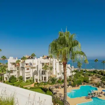 Exquisite beachfront penthouse with breathtaking views in Bahía del Velerín, Estepona Picture 1