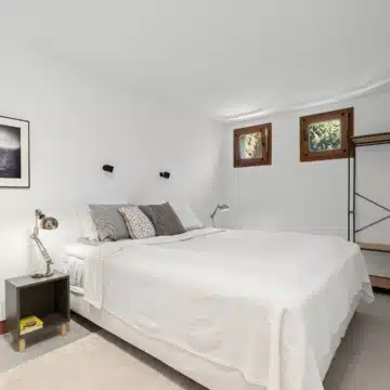 Luxury refurbished 4-bedroom villa offering stunning sea views in Estepona Picture 22