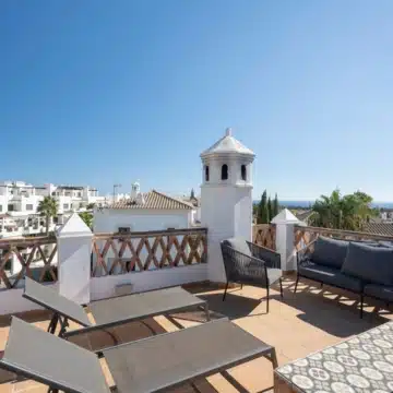 Luxury refurbished 4-bedroom villa offering stunning sea views in Estepona Picture 8