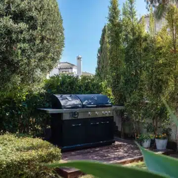 Luxury refurbished 4-bedroom villa offering stunning sea views in Estepona Picture 25