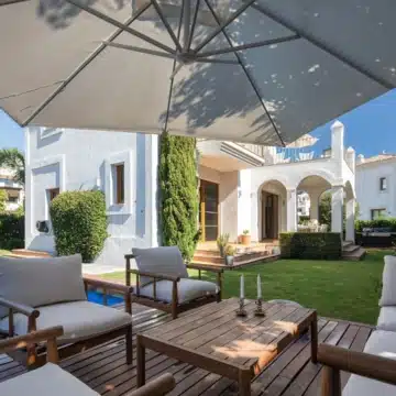 Luxury refurbished 4-bedroom villa offering stunning sea views in Estepona Picture 11