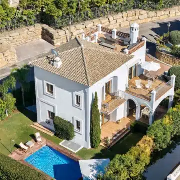 Luxury refurbished 4-bedroom villa offering stunning sea views in Estepona Picture 2