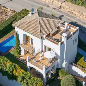 Luxury refurbished 4-bedroom villa offering stunning sea views in Estepona Picture 32