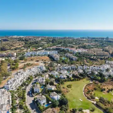 Luxury refurbished 4-bedroom villa offering stunning sea views in Estepona Picture 5