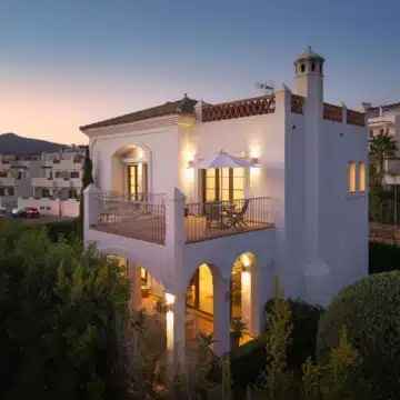 Luxury refurbished 4-bedroom villa offering stunning sea views in Estepona Picture 35