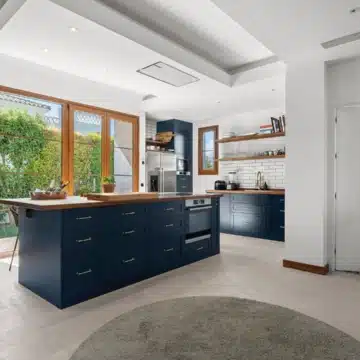 Luxury refurbished 4-bedroom villa offering stunning sea views in Estepona Picture 16