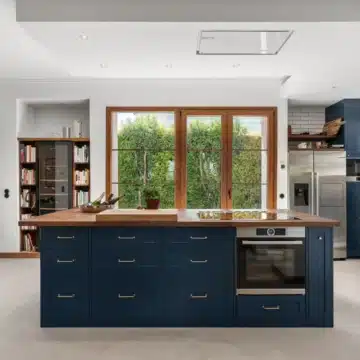 Luxury refurbished 4-bedroom villa offering stunning sea views in Estepona Picture 1