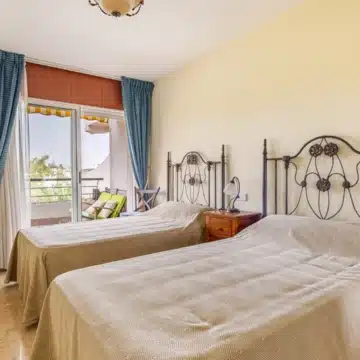 Frontline golf duplex penthouse with mountain views in Guadalmina Alta, San Pedro de Alcanatara Picture 16