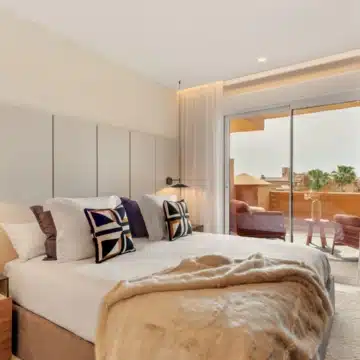 Refurbished beachfront apartment with stunning sea views in an exclusive urbanization of Los Granados del Mar, Estepona Picture 11