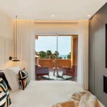 Refurbished beachfront apartment with stunning sea views in an exclusive urbanization of Los Granados del Mar, Estepona Picture 18