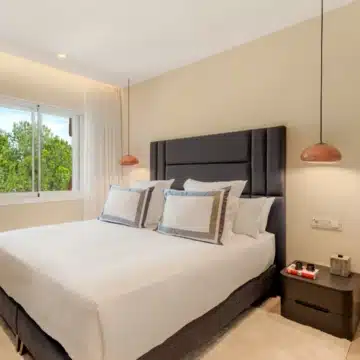 Refurbished beachfront apartment with stunning sea views in an exclusive urbanization of Los Granados del Mar, Estepona Picture 7