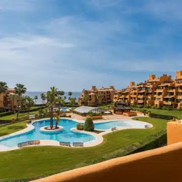 Refurbished beachfront apartment with stunning sea views in an exclusive urbanization of Los Granados del Mar, Estepona Picture 3