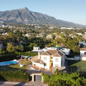 Elegant villa within the exclusive enclave of Los Naranjos Golf, Nueva Andalucia Picture 3